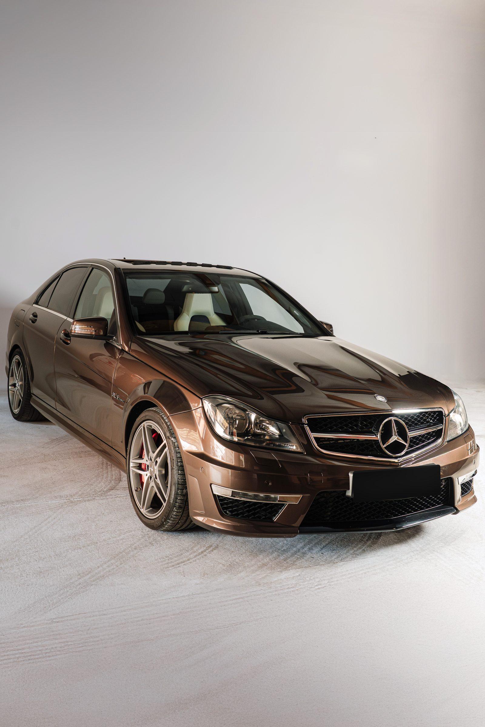 C 63 AMG schräg von vorn im Studio