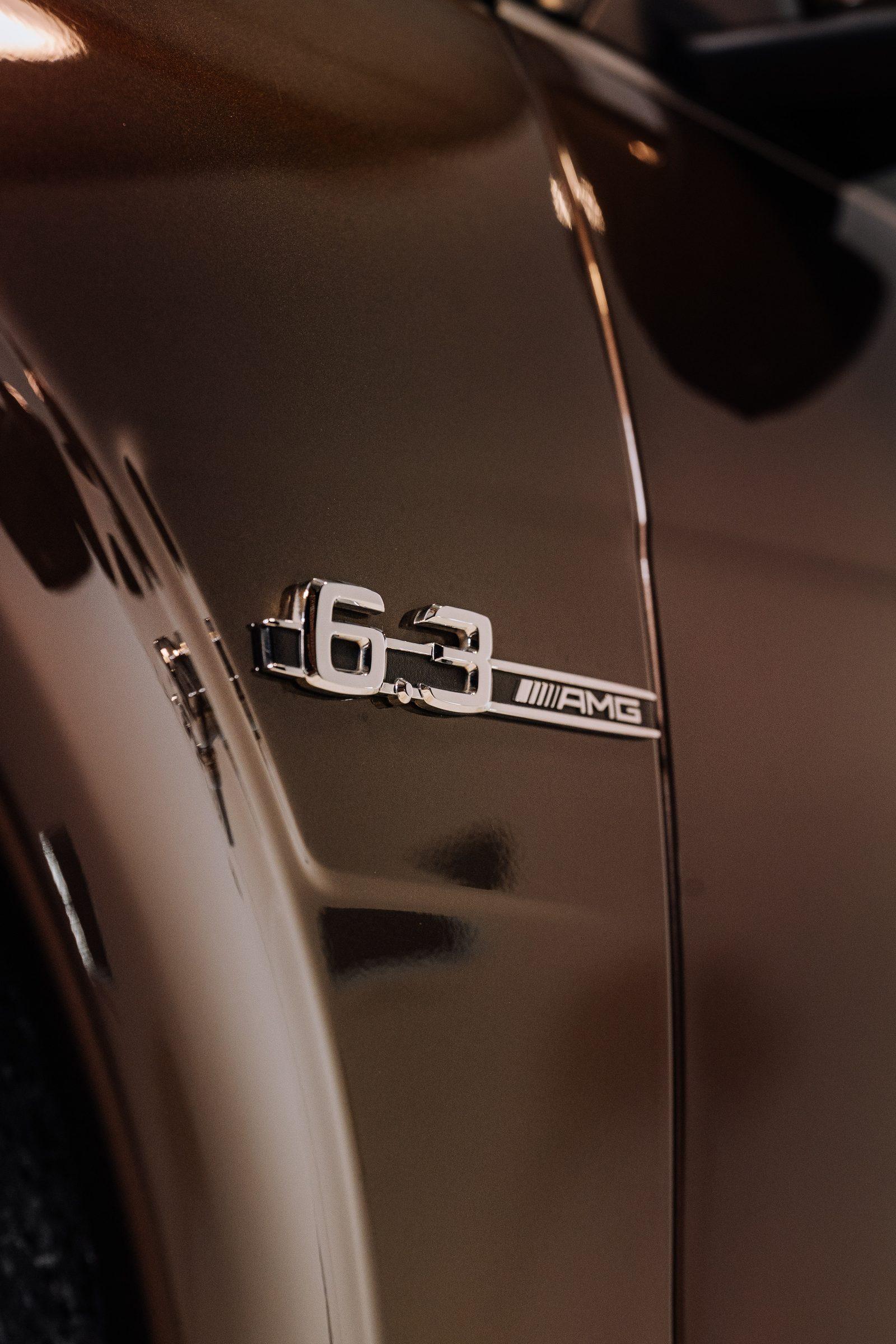 Schriftzug 6.3 AMG am Kotflügel
