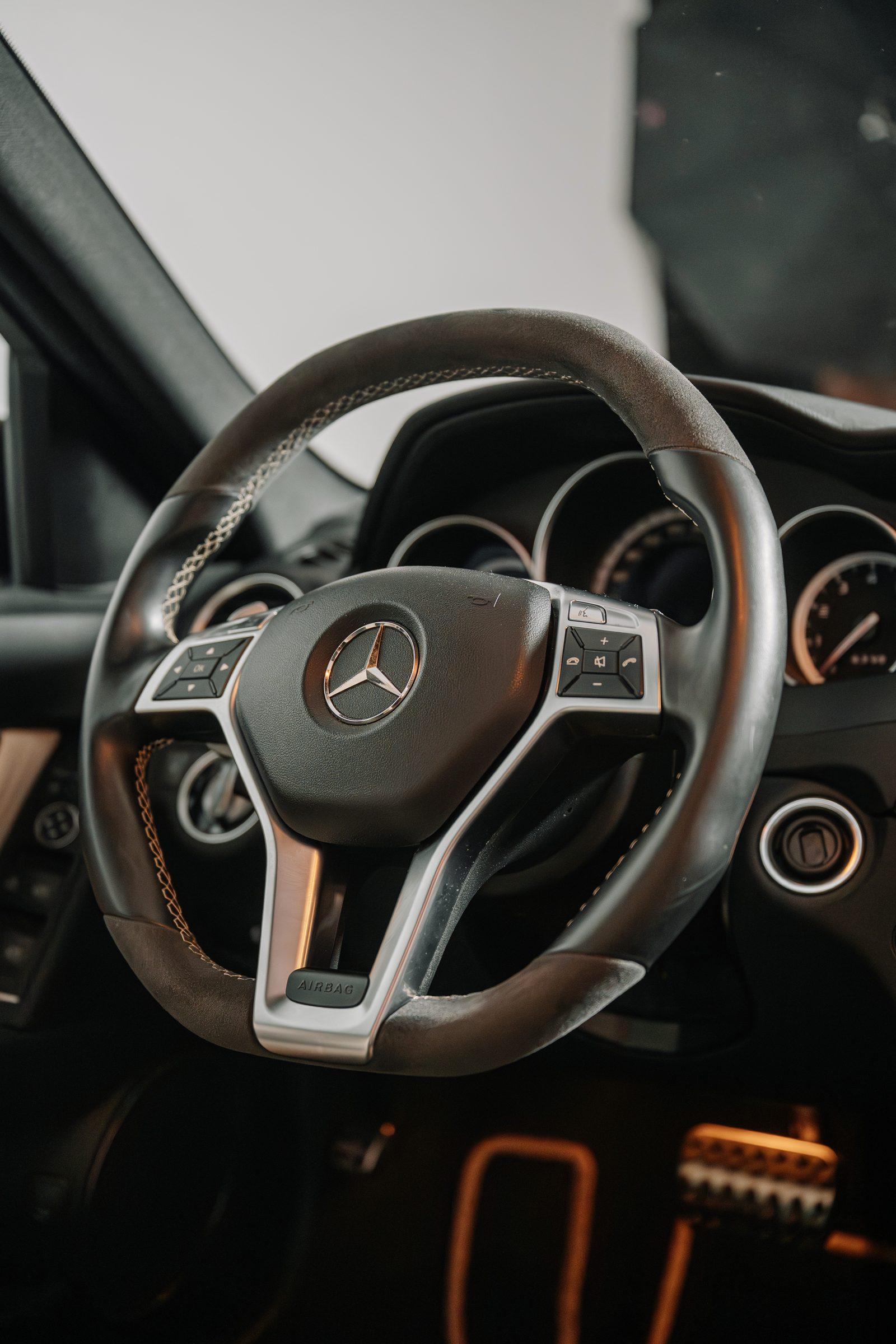 Cockpit mit AMG-Lenkrad