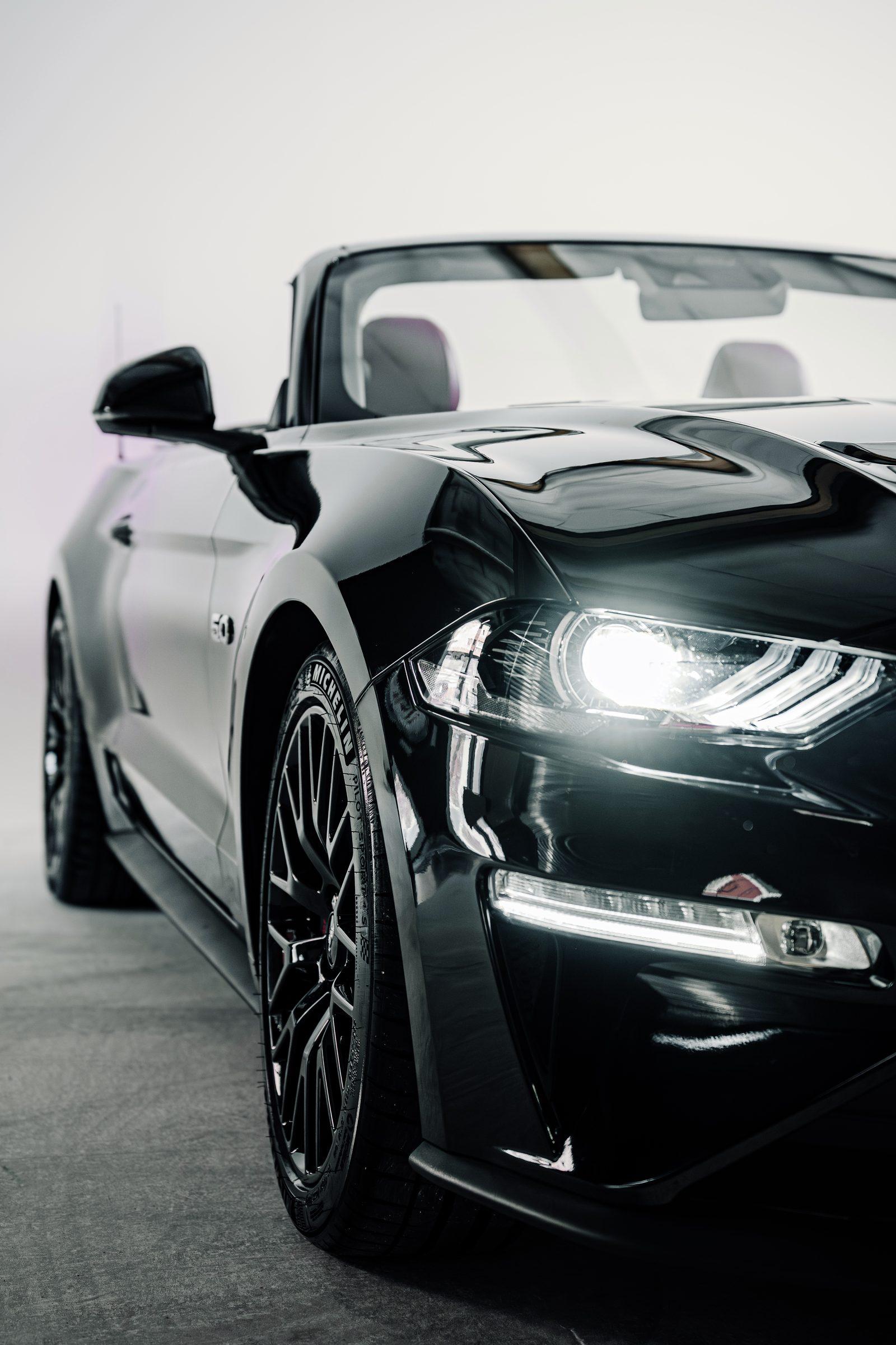 Mustang GT Cabrio schräg von vorn mit Scheinwerfern